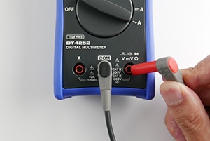 mengukur sirkuit dengan test lead