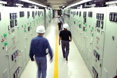 Pengujian dilapangan dilakukan untuk memverifikasi bahwa peralatan yang terpasang tidak dalam kondisi rusak dan siap untuk diberikan energi listrik (energize)