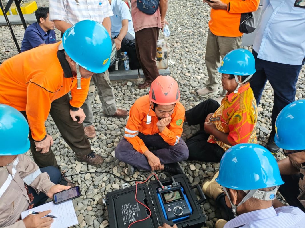 High Voltage Insulation Tester Hioki IR5051, AC Clamp Power Meter Hioki CM3286-50, AC Leakage Clamp Meter Hioki CM4002.